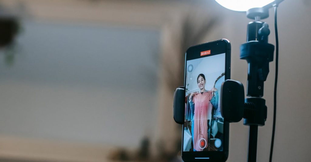 Pessoa assistindo a vídeos do YouTube Shorts no celular