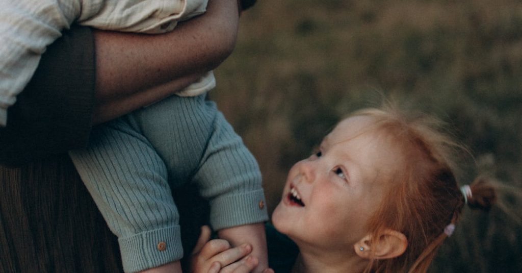 Pessoa assistindo vídeo no YouTube emocionada e conectada