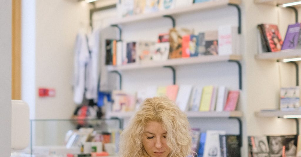 Pessoa criando conteúdo digital usando inteligência artificial no computador