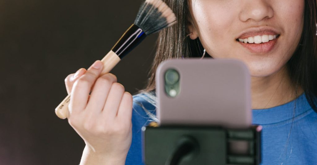 Pessoa fazendo transmissão ao vivo no TikTok com interação crescente