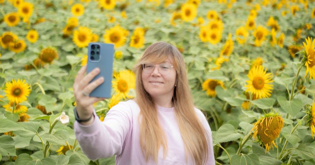 Pessoa feliz olhando para celular com gráfico de crescimento de seguidores no TikTok