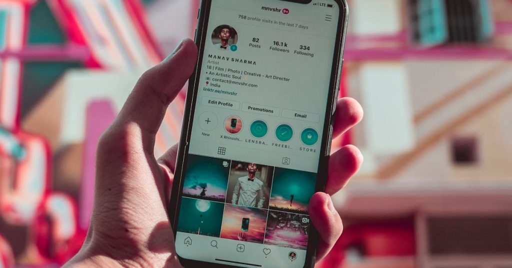 Pessoa interagindo com postagens no Instagram em um smartphone