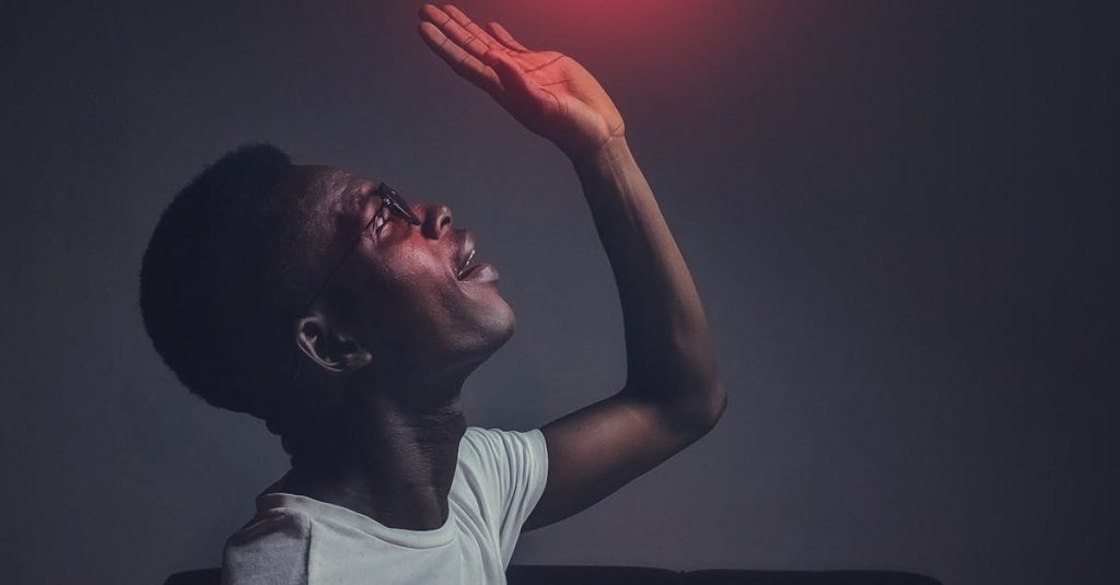 Pessoa interagindo com seguidores reais no TikTok em 2025