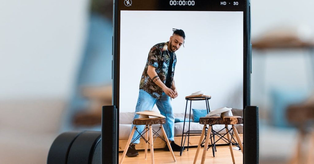 Pessoa interagindo com um vídeo no TikTok em um smartphone