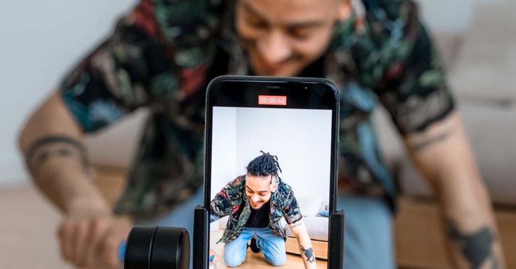 Pessoa olhando para o celular com gráficos de engajamento na tela