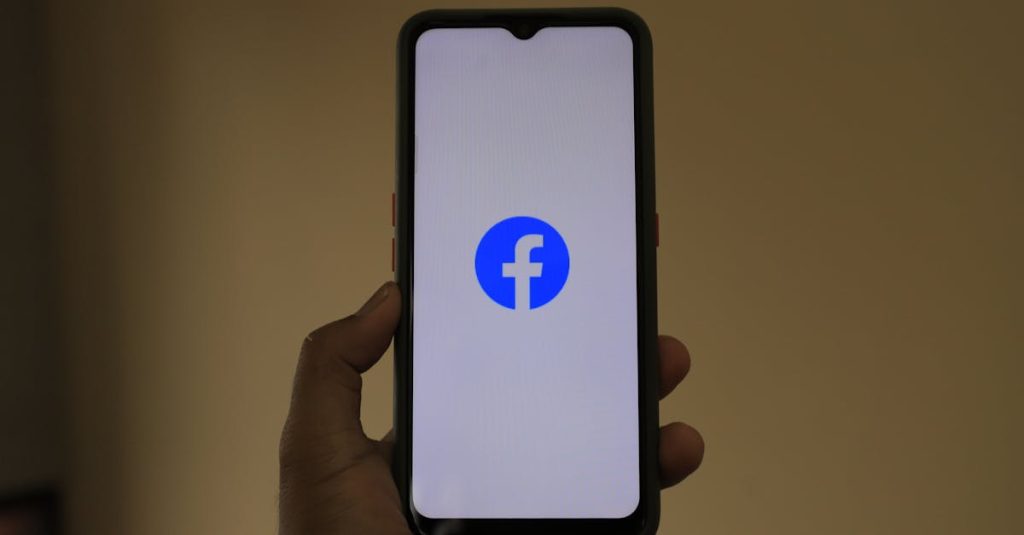 Pessoa usando celular com ícones de redes sociais locais ao redor