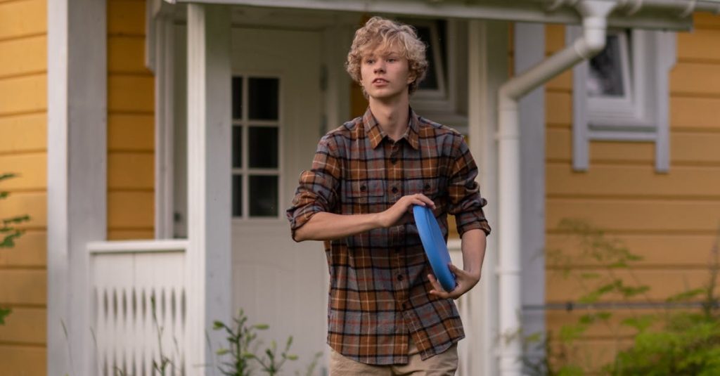 Tela de celular mostrando vídeos curtos do YouTube Shorts em destaque