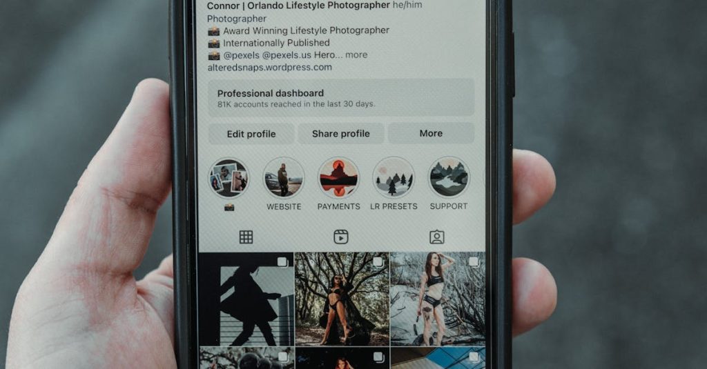 Tela de smartphone mostrando perfil com seguidores falsos no Instagram