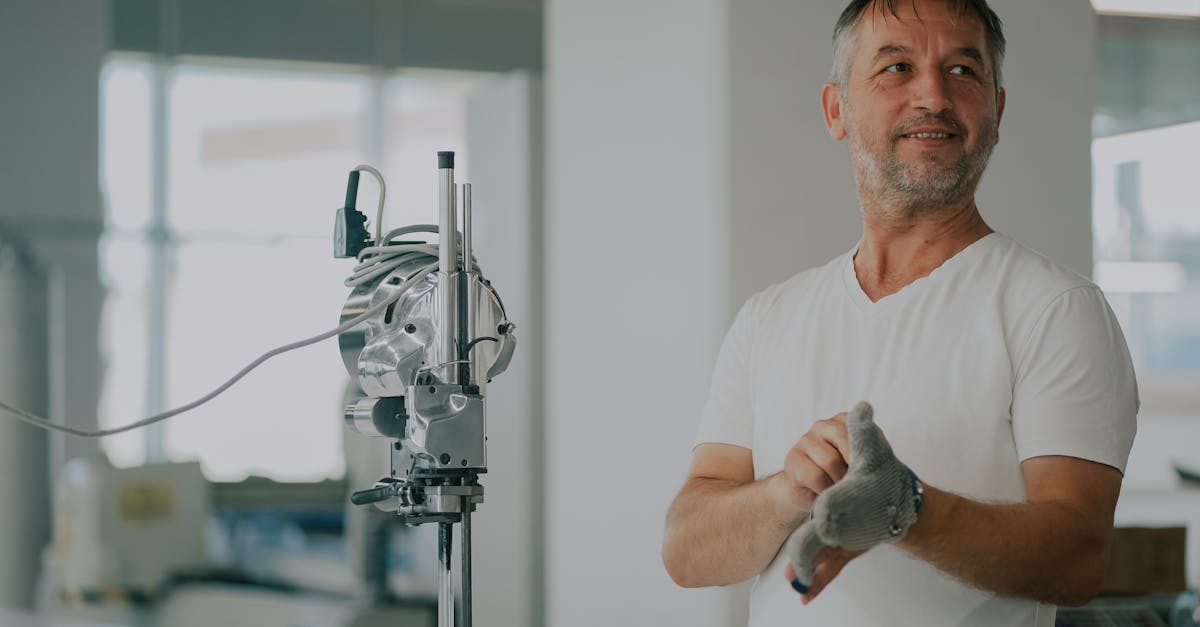 Equipe colaborando com ferramentas de automação digital em computador