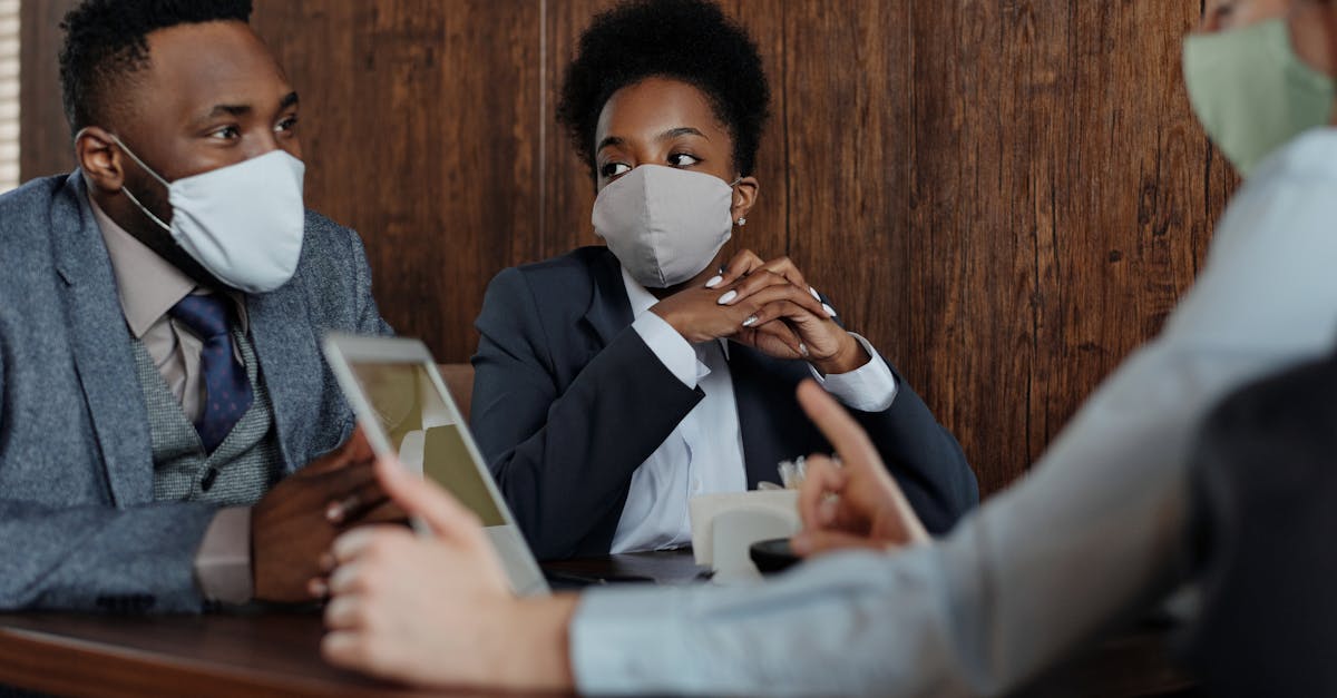 Equipe reunida discutindo estratégias práticas para criar microcomunidades segmentadas