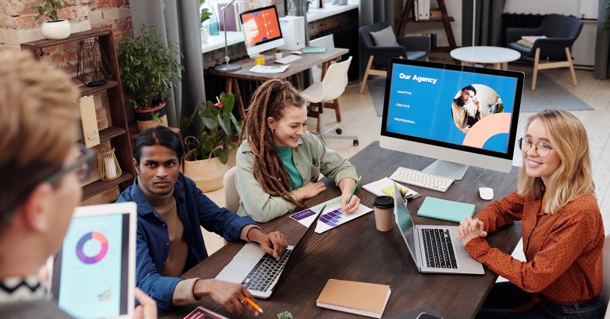 Grupo colaborando e planejando estratégias personalizadas para redes sociais