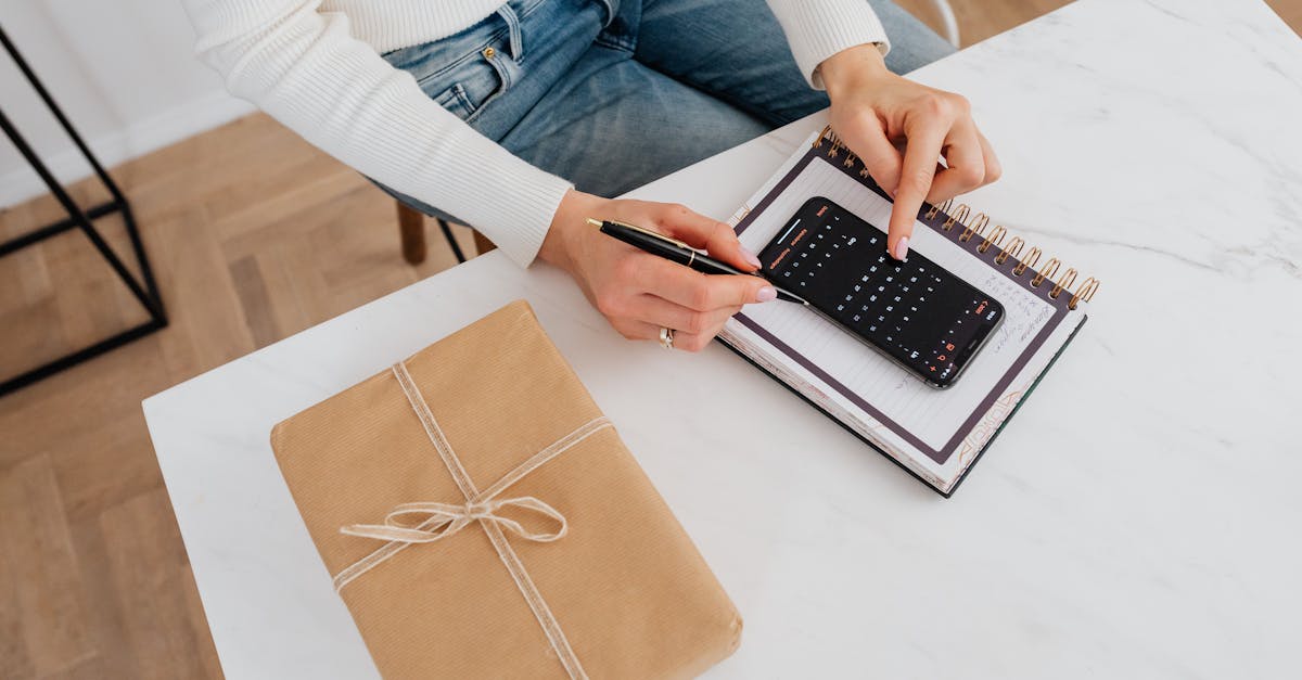 Myo segurando celular com checklist na tela representando dicas práticas