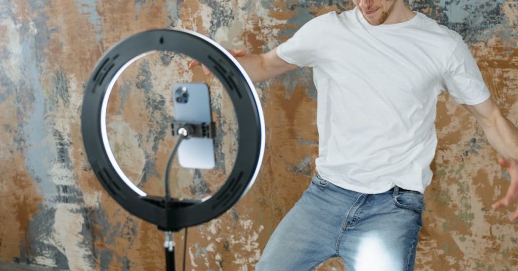 Microinfluenciador criando conteúdo para engajamento local no Instagram