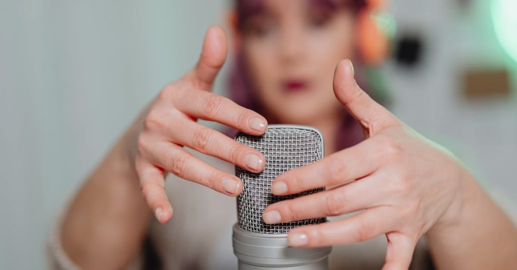 Microinfluenciador gravando vídeo para redes sociais em ambiente local