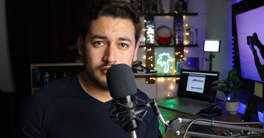 Pessoa criando conteúdo para YouTube em um ambiente digital