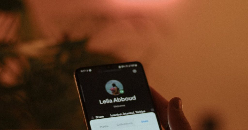 Pessoa interagindo com conteúdo em rede social no celular