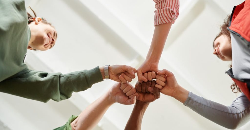 Pessoa preocupada olhando para celular, simbolizando dificuldades no crescimento no TikTok