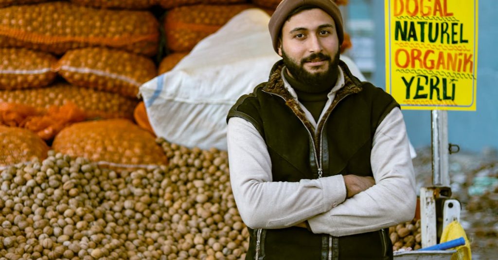 Pessoa usando celular com aplicativo TikTok para marketing local