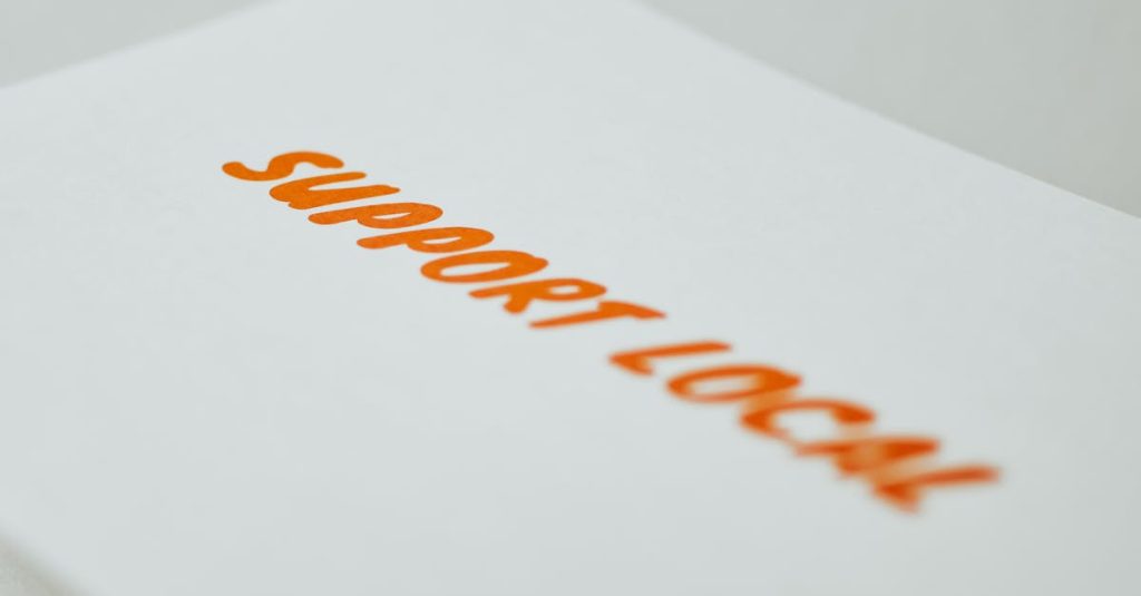 Pessoa usando celular com tela do TikTok mostrando conteúdo local